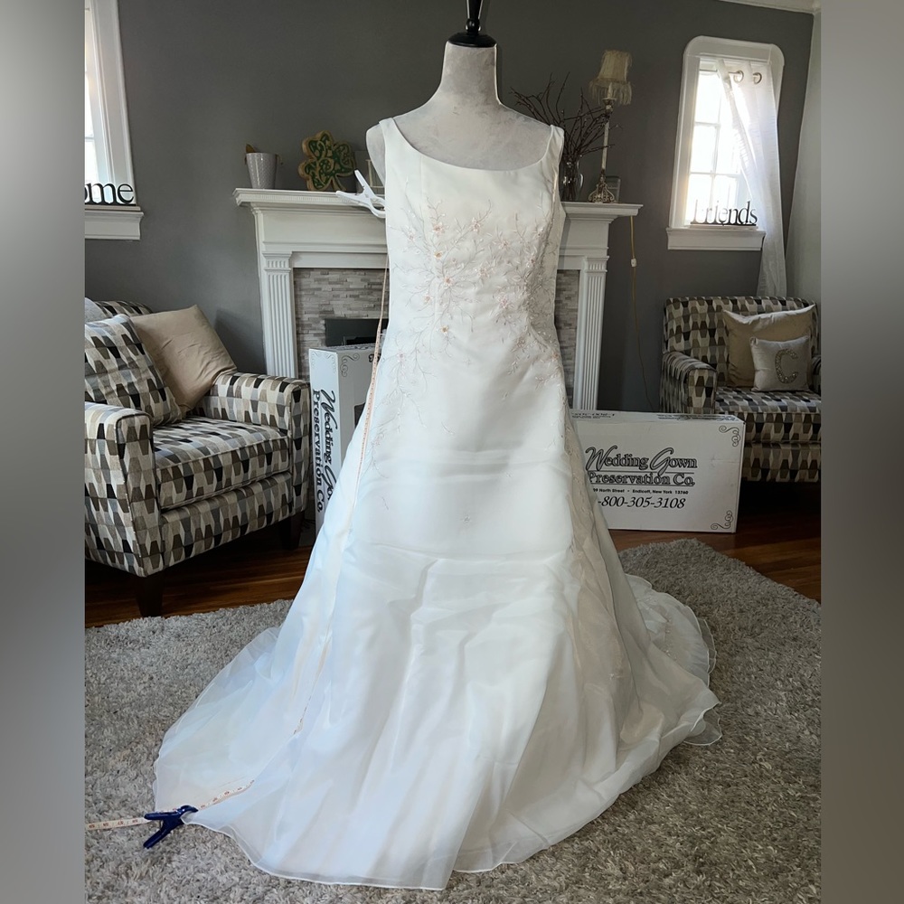 🤍💍👰🏼♀️Monique Bridal Wedding Dress AND Veil - Dry Cleaned and preserved - Picture 1 of 15